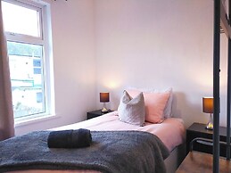 Free Parking/wifi, 3 Beds Sleep 6 Near Uni & Town!