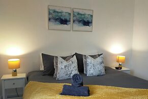 Free Parking/wifi, 3 Beds Sleep 6 Near Uni & Town!