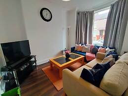 Free Parking/wifi, 3 Beds Sleep 6 Near Uni & Town!