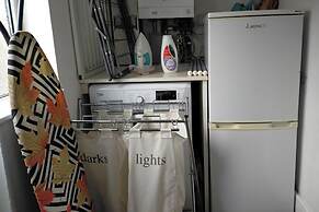 Free Parking/wifi, 3 Beds Sleep 6 Near Uni & Town!