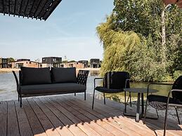 Luxurious Lodge With Terrace and Balcony