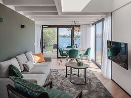 Luxurious Lodge With Terrace and Balcony