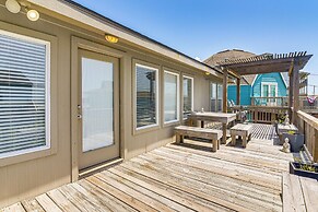 Pet-friendly Galveston Home - Walk to Beaches!