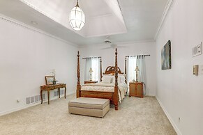 11 Mi to Dtwn: Luxe Home w/ Pool in Fort Worth