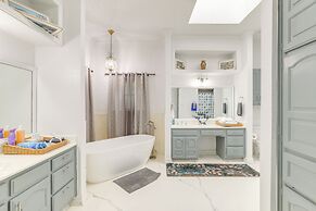 11 Mi to Dtwn: Luxe Home w/ Pool in Fort Worth