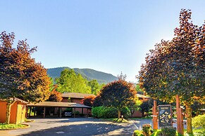 'cozy Nest' Condo in Mount Hood Village w/ Views!