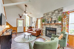 Lakefront Cabin < 3 Mi to Dtwn Eureka Springs!
