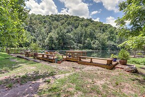 Lakefront Cabin < 3 Mi to Dtwn Eureka Springs!