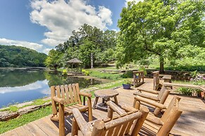 Lakefront Cabin < 3 Mi to Dtwn Eureka Springs!