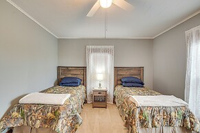 Countryside Biggsville Home w/ Yard, Dogs Welcome!