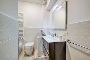 Merlo C - town center & private parking