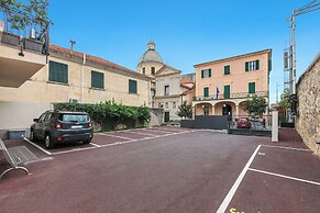 Merlo E - town center & private parking