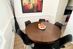 Newly Refurbished 3 bed Flat , Free Parking