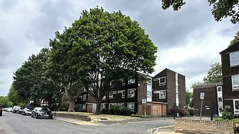 Newly Refurbished 3 bed Flat , Free Parking