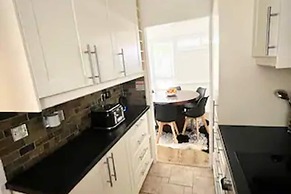 Newly Refurbished 3 bed Flat , Free Parking