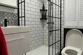 Newly Refurbished 3 bed Flat , Free Parking