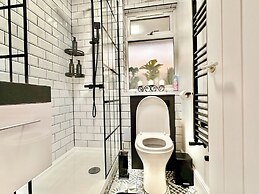 Newly Refurbished 3 bed Flat , Free Parking