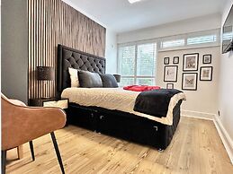 Newly Refurbished 3 bed Flat , Free Parking