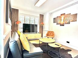 Newly Refurbished 3 bed Flat , Free Parking