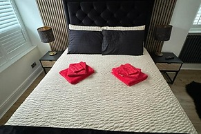 Newly Refurbished 3 bed Flat , Free Parking