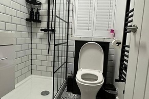 Newly Refurbished 3 bed Flat , Free Parking