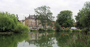 Newly Refurbished 3 bed Flat , Free Parking