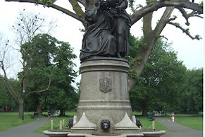 Newly Refurbished 3 bed Flat , Free Parking