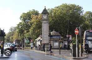 Newly Refurbished 3 bed Flat , Free Parking