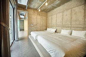 Nueve Poolvilla And Resort