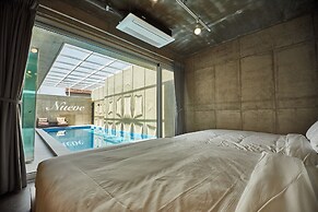 Nueve Poolvilla And Resort