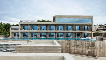 Nueve Poolvilla And Resort