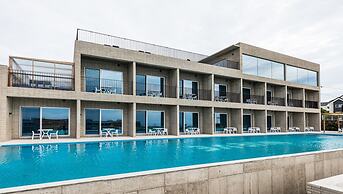 Nueve Poolvilla And Resort