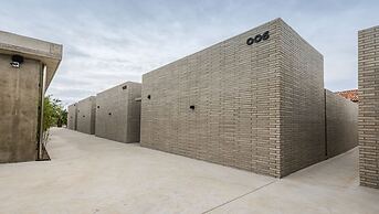 Nueve Poolvilla And Resort