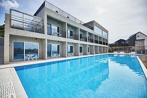 Nueve Poolvilla And Resort