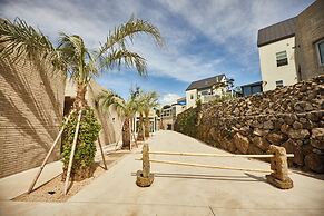 Nueve Poolvilla And Resort