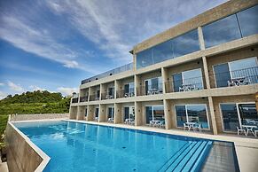 Nueve Poolvilla And Resort