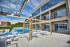 Nueve Poolvilla And Resort