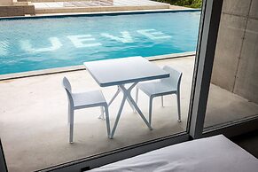 Nueve Poolvilla And Resort