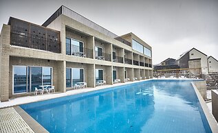 Nueve Poolvilla And Resort