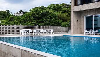 Nueve Poolvilla And Resort