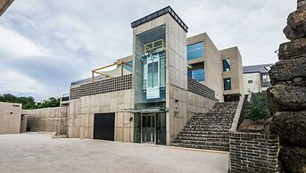 Nueve Poolvilla And Resort