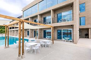 Nueve Poolvilla And Resort