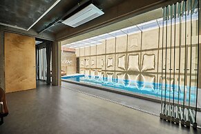 Nueve Poolvilla And Resort