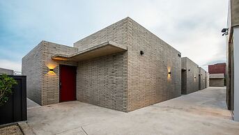 Nueve Poolvilla And Resort