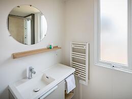 Modern Chalet With air Conditioning, in a Holiday Park, the Beach at 1