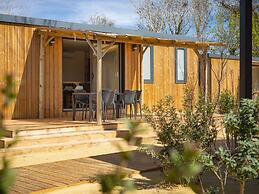 Modern Chalet With air Conditioning, in a Holiday Park, the Beach at 1