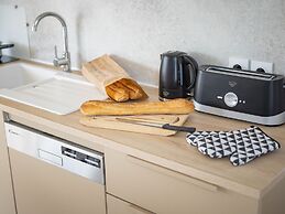 Modern Chalet With air Conditioning, in a Holiday Park, the Beach at 1