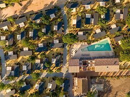 Modern Chalet With air Conditioning, in a Holiday Park, the Beach at 1