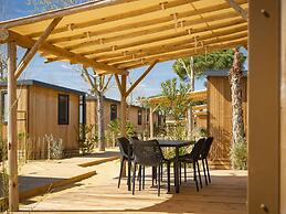 Modern Chalet With air Conditioning, in a Holiday Park, the Beach at 1