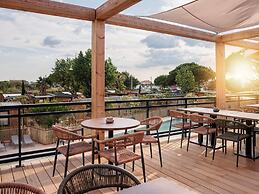 Modern Chalet With air Conditioning, in a Holiday Park, the Beach at 1